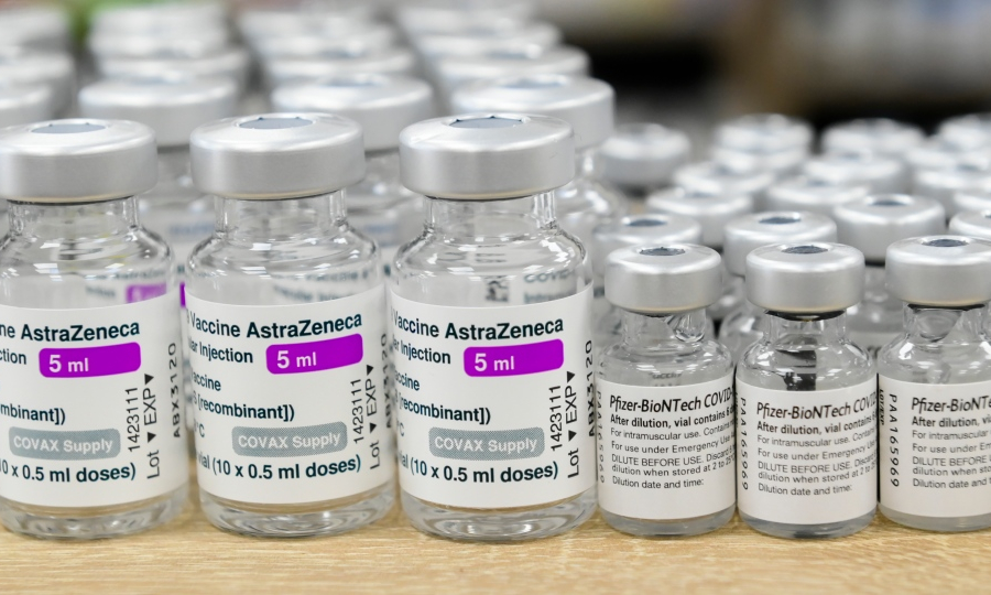 Tiêm kết hợp vaccine Pfizer và AstraZeneca tạo miễn dịch mạnh hơn