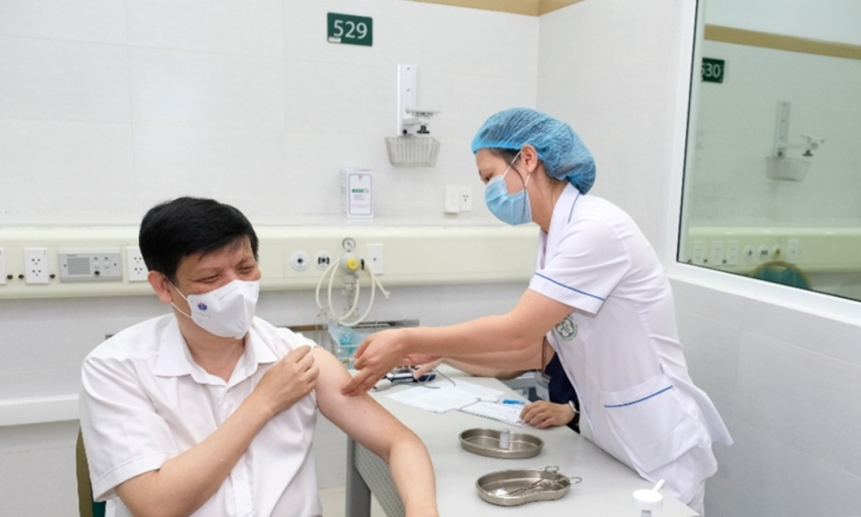 &#8220;Không nên lựa chọn, chờ đợi vaccine mà bỏ đi cơ hội tiêm phòng COVID-19 sớm&#8221;