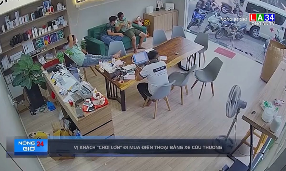 Camera nóng | Vị khách &#8220;chơi lớn&#8221; đi mua điện thoại bằng xe cứu thương