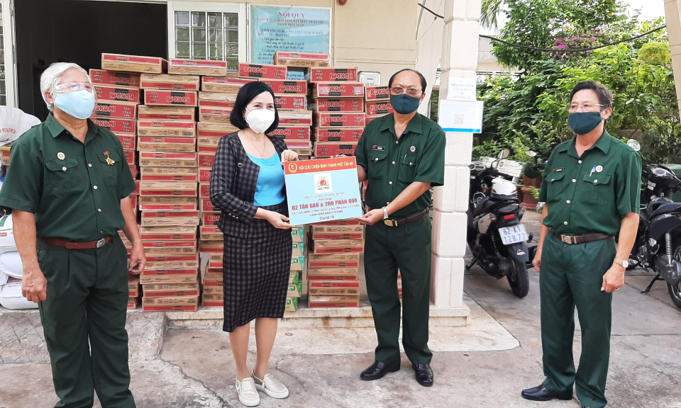 Công ty Cổ phần Tập đoàn Lộc Trời trao 200 phần quà cho người dân khó khăn do dịch bệnh