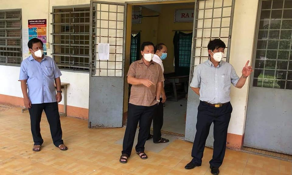 Chủ tịch UBND tỉnh khảo sát việc xây dựng Bệnh viện dã chiến tại Bến Lức, Đức Hòa