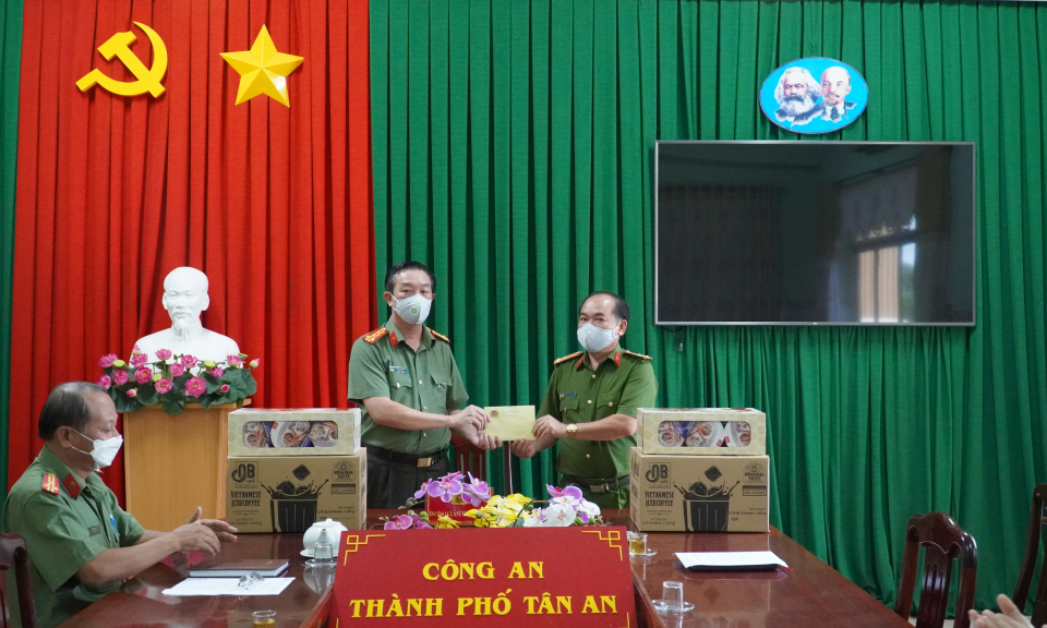Thăm và tặng quà lực lượng phòng, chống dịch bệnh Covid-19 Công an Thành Phố Tân An