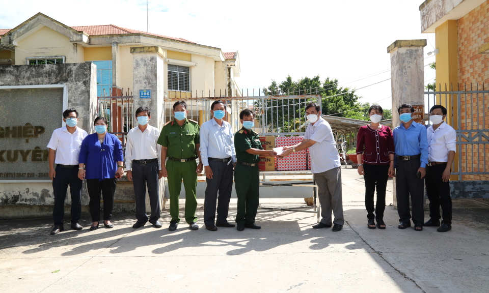 Vĩnh Hưng: Thăm, tặng quà lực lượng làm nhiệm vụ các cơ sở phòng chống dịch bệnh Covid-19