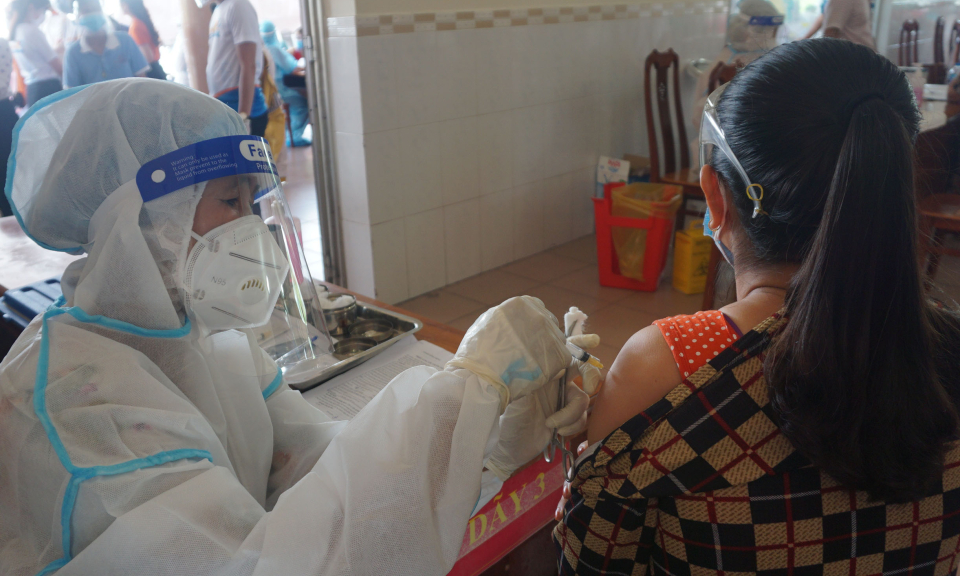 Bến Lức,Tân Trụ: Tiêm vắc-xin phòng Covid-19 cho công nhân