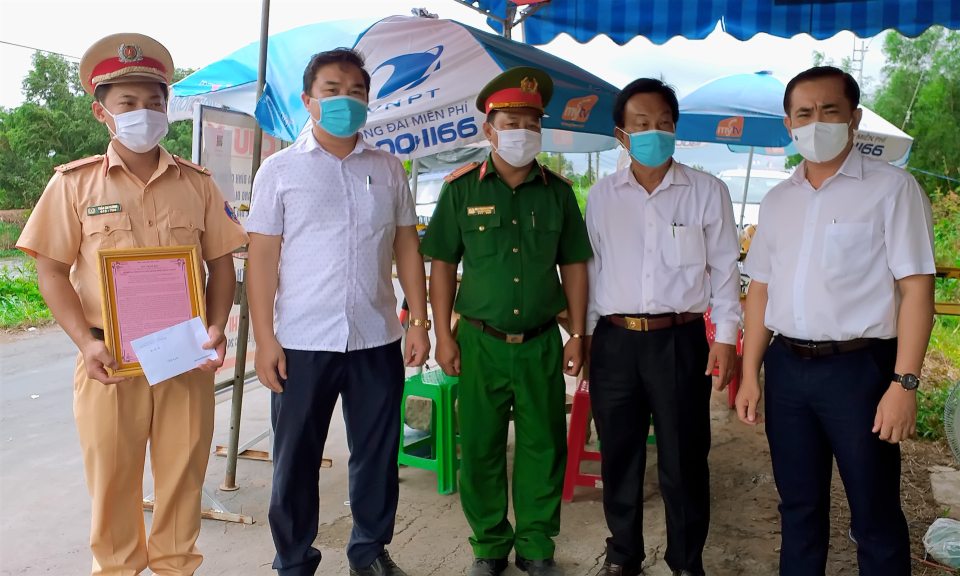 Khen thưởng lực lượng tuyến đầu phòng chống dịch bệnh trên địa bàn huyện Tân Thạnh