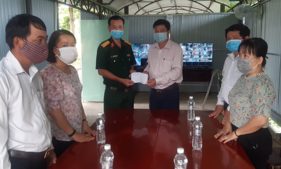 Châu Thành: Thăm và tặng quà lực lượng làm nhiệm vụ tại 2 khu cách ly tập trung
