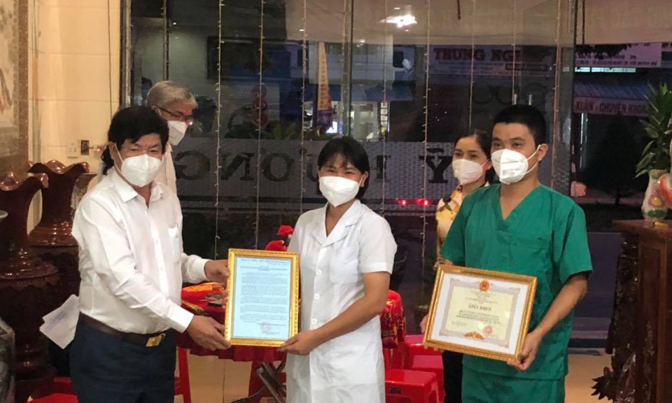 Bến Lức: Tri ân và tiễn đoàn y, bác sĩ Bắc Giang tiếp tục đi hỗ trợ chống dịch Covid &#8211; 19