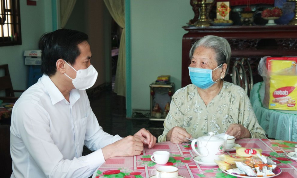 Bí thư thành ủy Tân An thăm, tặng quà Mẹ Việt Nam anh hùng