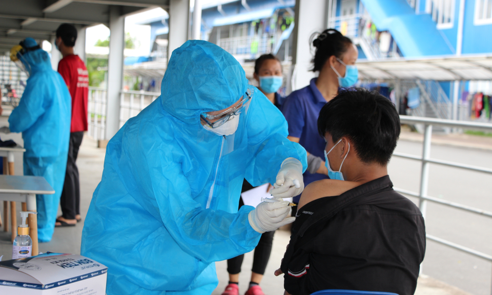 Thủ Thừa: Tiêm vắc xin cho trên 1.700 công nhân