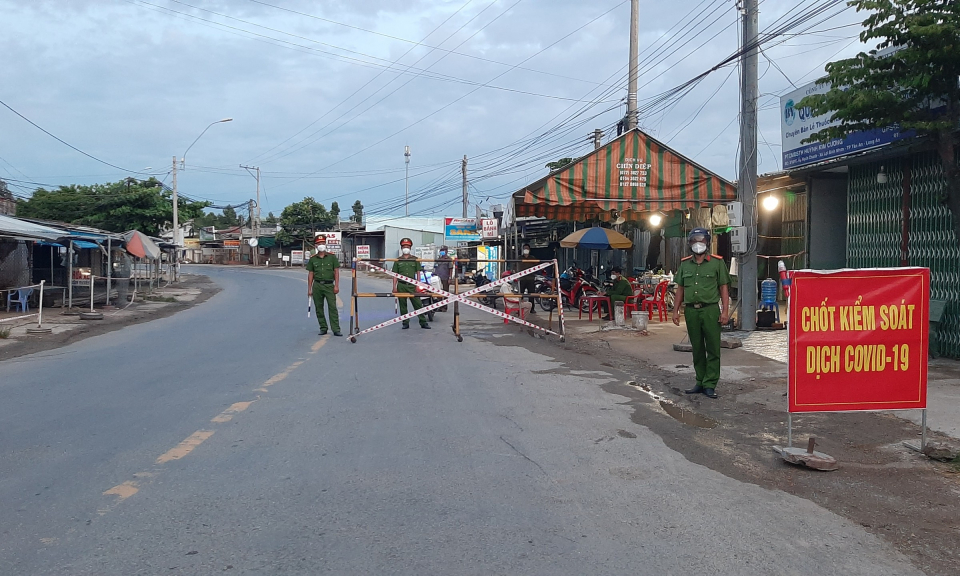 Các địa phương tăng cường kiểm soát người dân ra đường sau 18 giờ