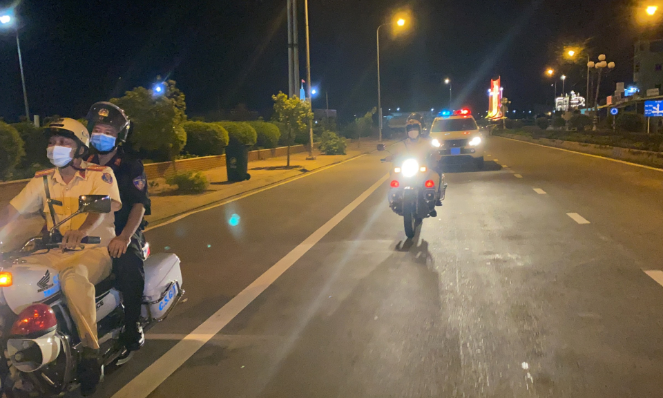 Thành phố Tân An vắng bóng người sau 18 giờ ngày 27/7
