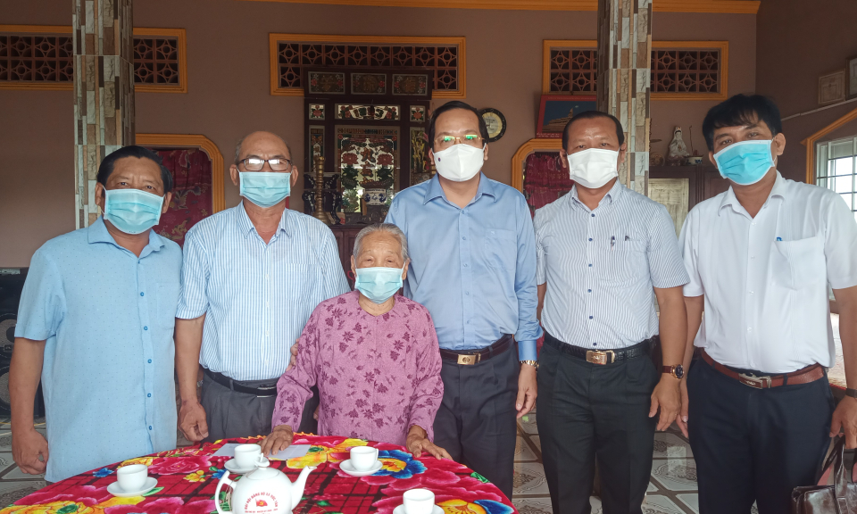 Phó Chủ tịch UBND tỉnh Long An thăm, tặng quà lực lượng chống dịch và gia đình chính sách tại Tân Trụ