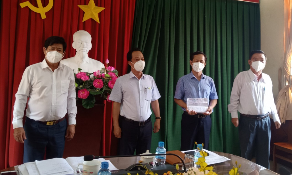 Trao quà hỗ trợ động viên lực lượng tuyến đầu phòng chống dịch huyện Bến Lức