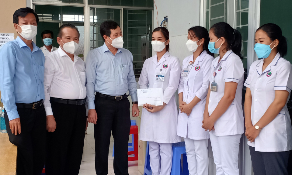 Kiểm tra, trao quà động viên lực lượng phòng chống dịch Covid-19 trên địa bàn Đức Huệ