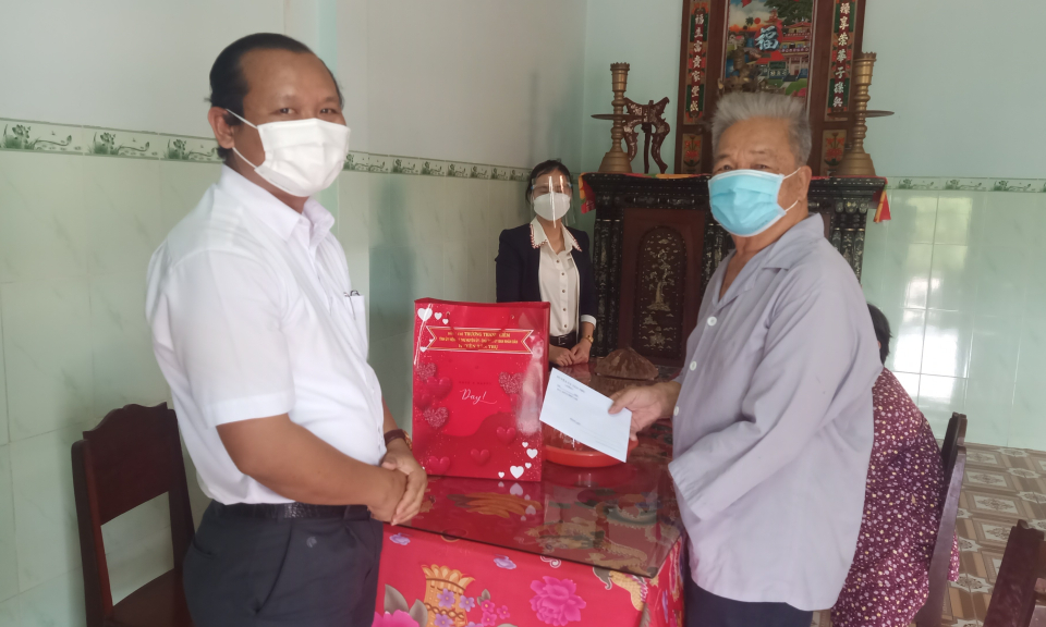 Tân Trụ, Bến Lức: Thăm, tặng quà các gia đình chính sách nhân kỷ niệm ngày Thương binh Liệt sĩ 27/7