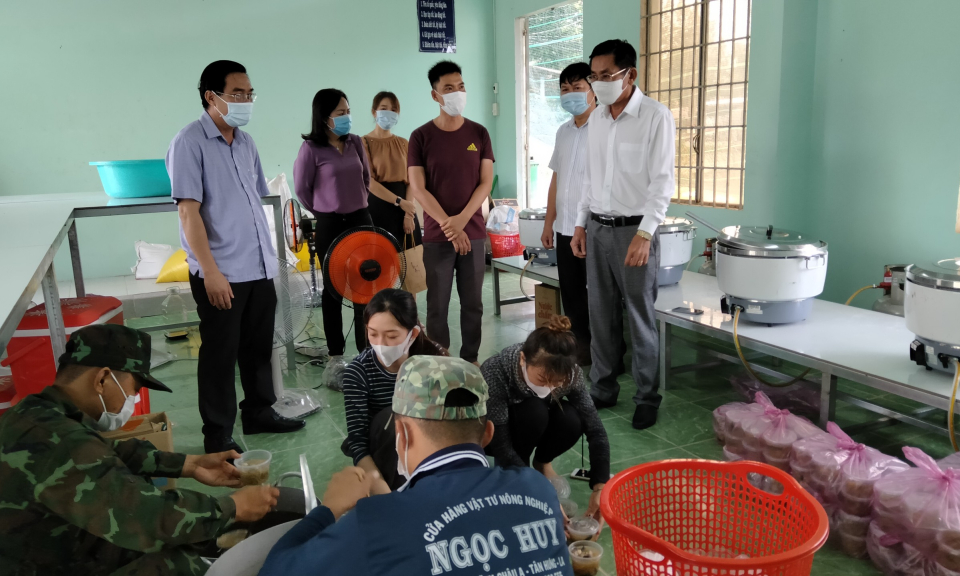 Thăm, tặng quà lực lượng làm nhiệm vụ khu cách ly huyện Tân Hưng