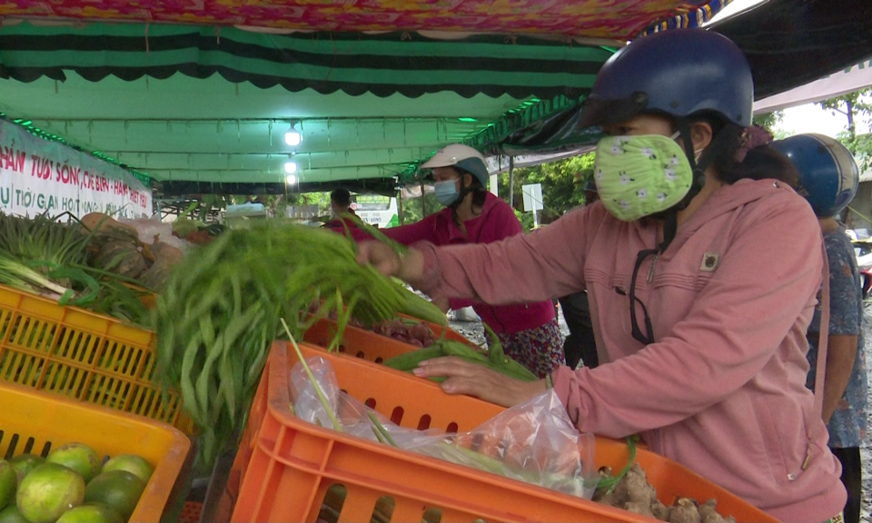 Tân Trụ: Mở điểm bán hàng thiết yếu phục vụ người dân