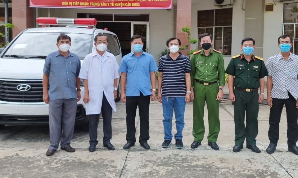 Cần Đước: Tiếp nhận 2 xe cứu thương trị giá 1,5 tỷ đồng phục vụ công tác chống dịch