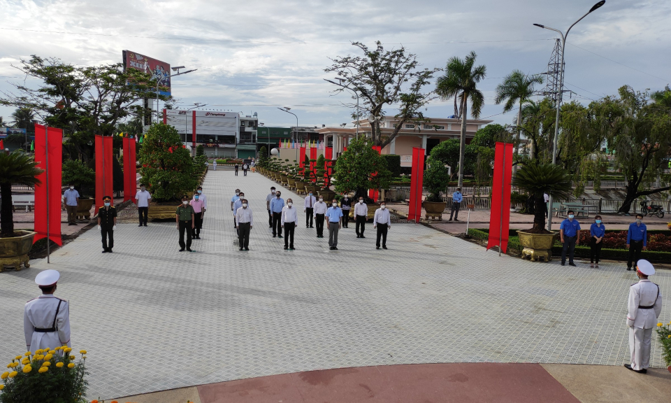 Phó Thủ tướng Thường trực Chính phủ Trương Hòa Bình viếng Nghĩa trang liệt sĩ tỉnh Long An