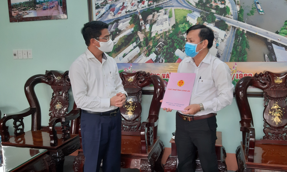 Tân Thạnh: Trao tiền hỗ trợ lực lượng tuyến đầu chống dịch tại khu cách ly