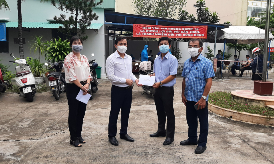 TP Tân An: Thăm, trao quà động viên lực lượng tuyến đầu phòng chống dịch Covid-19