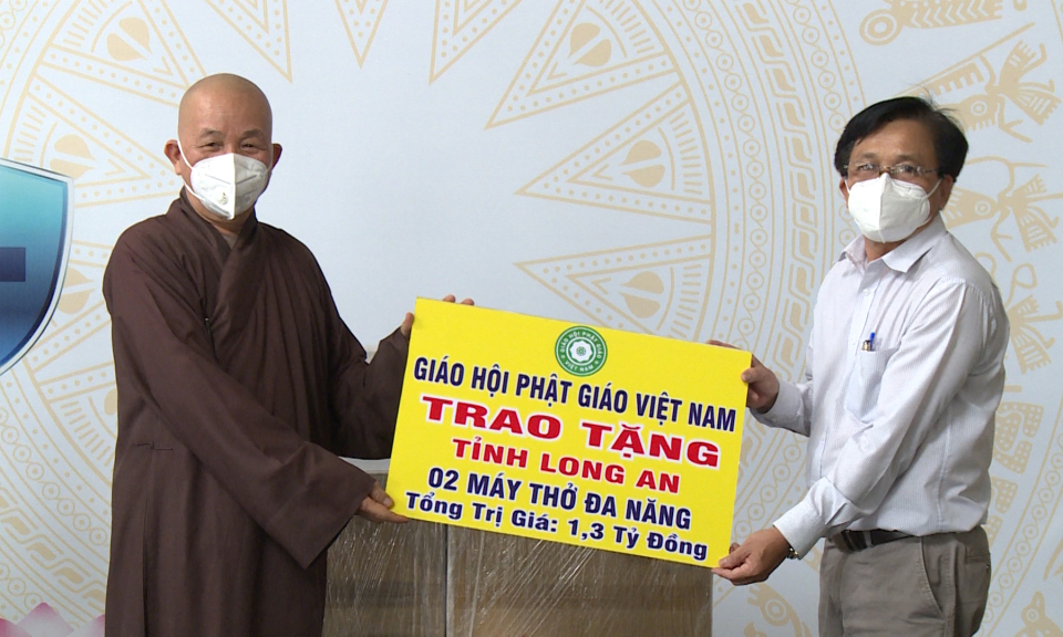 Ban Trị sự Giáo hội phật giáo tỉnh trao tặng 2 máy thở đa năng phục vụ điều trị Covid-19