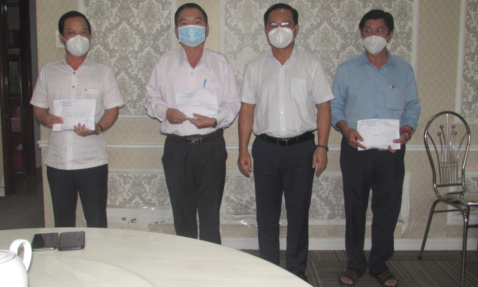 Bí thư Tỉnh ủy Long An trao tiền hỗ trợ tuyến đầu chống dịch tại huyện Bến Lức