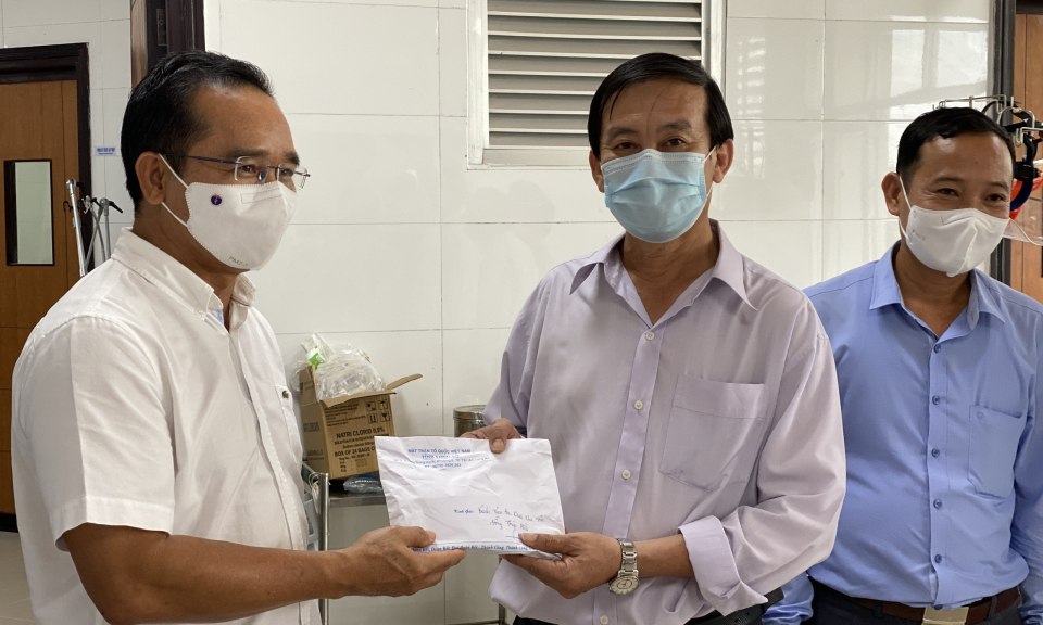 Bí thư Tỉnh ủy động viên, trao tiền hỗ trợ cho lực lượng tuyến đầu tại thị xã Kiến Tường