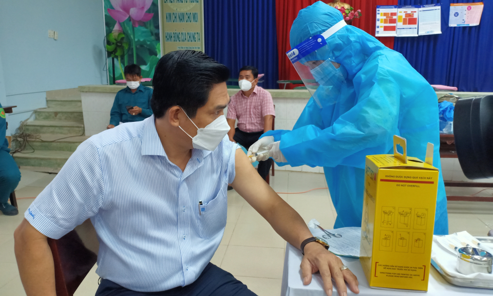 Đức Huệ, Cần Đước: Tiêm vaccine mũi 2 phòng Covid-19 cho đối tượng ưu tiên