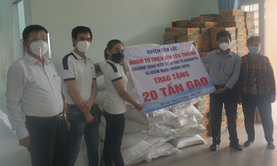Trao tặng 20 tấn gạo cho hộ khó khăn do dịch bệnh tại huyện Bến Lức