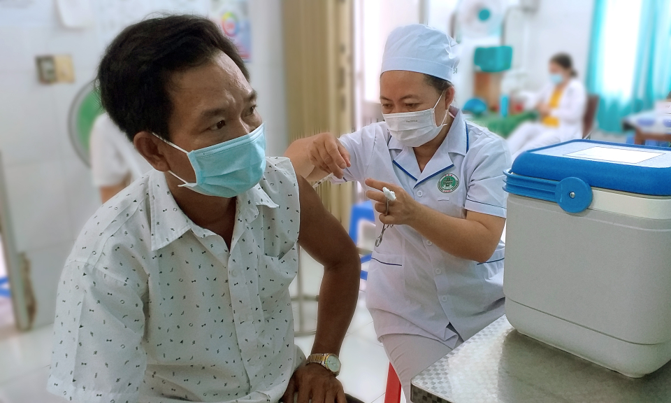 Tân Thạnh, Tân Hưng: Tiêm vắc xin phòng chống COVID-19 mũi 2 cho đối tượng ưu tiên