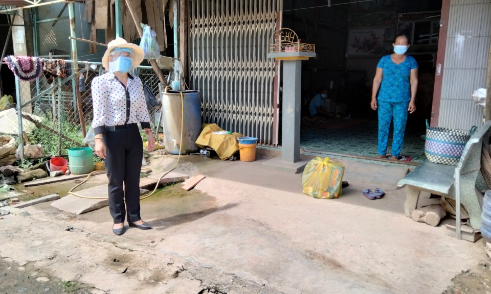 Tân Hưng: Trao tặng quà cho người dân sống trong khu vực phong tỏa chợ xã Hưng Điền