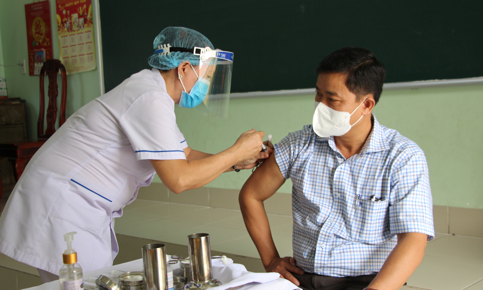 Thủ Thừa: Tiêm mũi 2 vaccin phòng Covid-19 cho nhóm đối tượng ưu tiên
