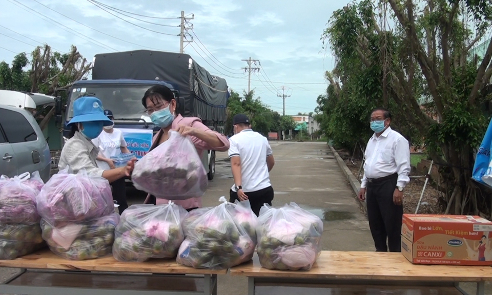 Hội phụ nữ Đức Hòa thăm, tặng quà các khu cách ly