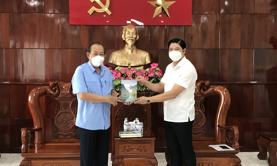 Phó Thủ tướng Thường trực Chính phủ Trương Hòa Bình khảo sát công tác phòng chống dịch Covid-19 tại Cần Giuộc