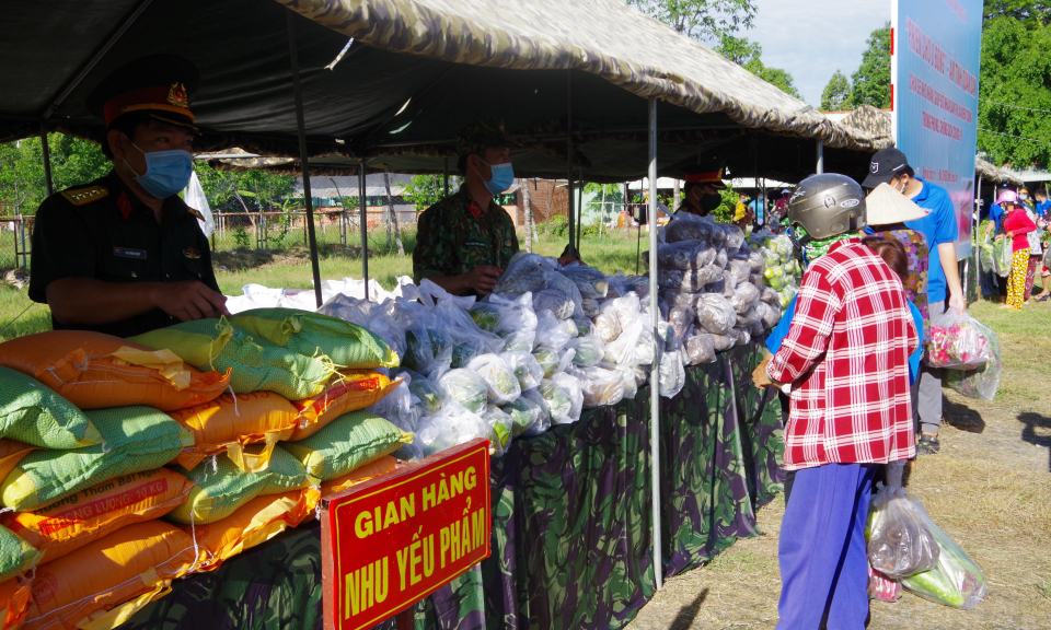 Bộ CHQS tỉnh tổ chức “Phiên chợ 0 đồng” hỗ trợ người dân nghèo