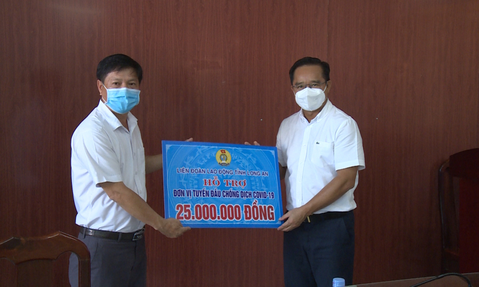 Bí thư Tỉnh ủy tặng quà, động viên lực lượng tuyến đầu chống dịch tại Bến Lức