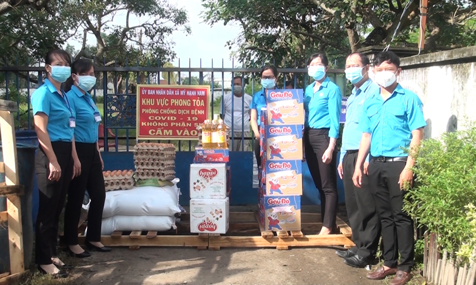 Đức Hòa: Trao 100 phần quà cho công nhân tại khu nhà trọ bị phong tỏa