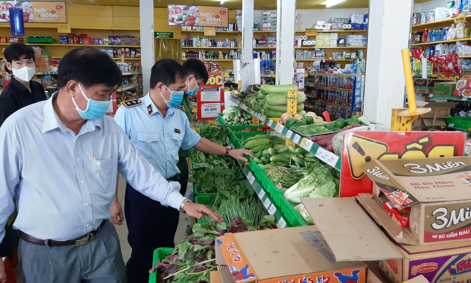TP Tân An: Kiểm tra thị trường các mặt hàng thiết yếu tại các cửa hàng tiện ích