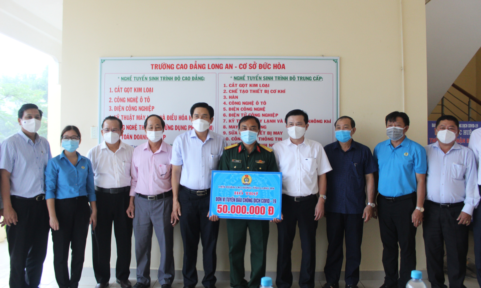 Phó Bí thư Thường trực Tỉnh ủy thăm, tặng quà khu cách ly tại Đức Huệ