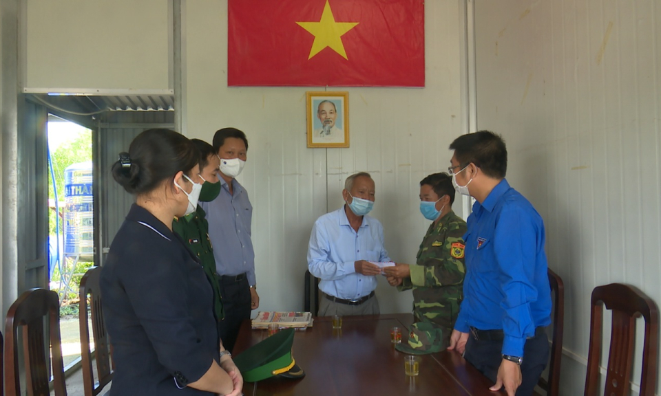 Nguyên Bí thư tỉnh ủy Trương Văn Tiếp đến thăm lực lượng tuyến đầu chống dịch Covid -19