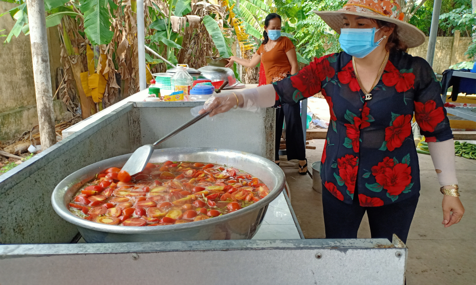 Nghĩa cử đẹp trong bếp ăn Khu cách ly