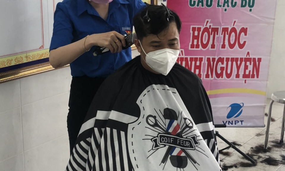 Cắt tóc miễn phí cho cán bộ nhân viên, y bác sĩ Bệnh viện Đa khoa khu vực Cần Giuộc.