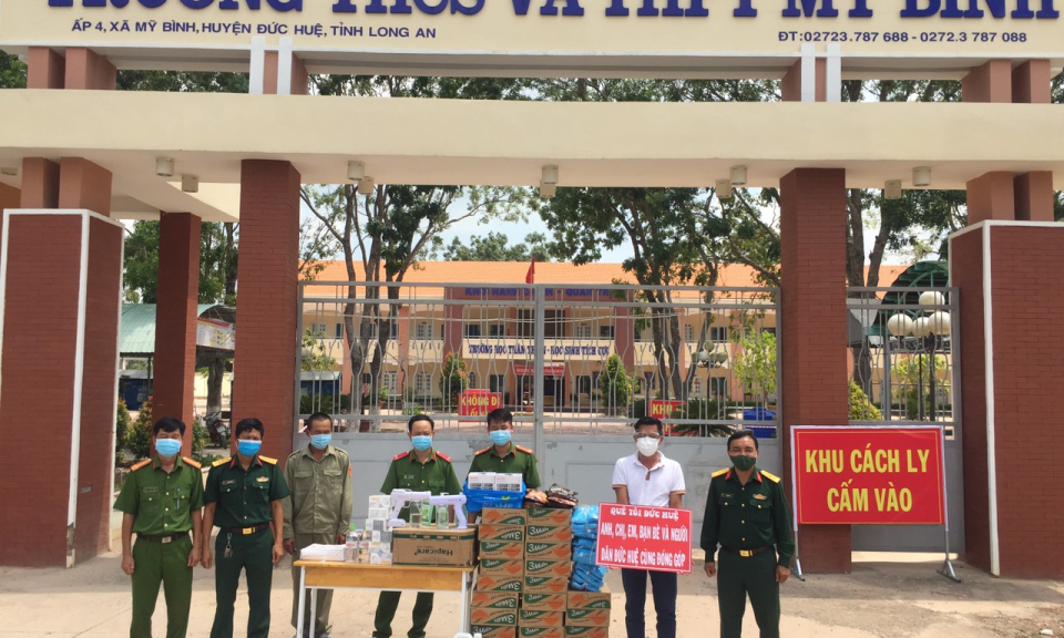 Đức Huệ: Tặng quà cho khu cách ly tập trung phòng chống dịch bệnh Covid – 19