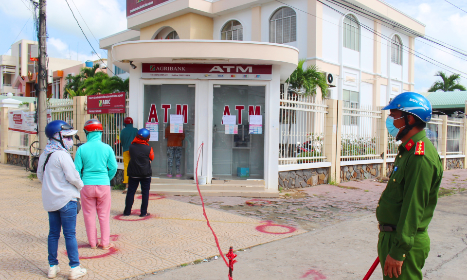Cần Đước: Các Trụ ATM tập trung đông người, tiềm ẩn nhiều nguy cơ lây bệnh Covid -19