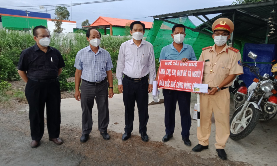 Đức Huệ: Thăm, tặng quà lực lượng làm nhiệm vụ phòng chống Covid-19