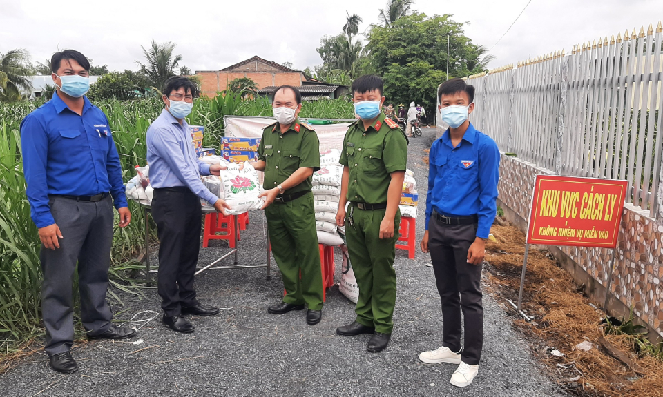 TP Tân An: Thăm, tặng quà cho các hộ dân trong khu vực bị phong tỏa