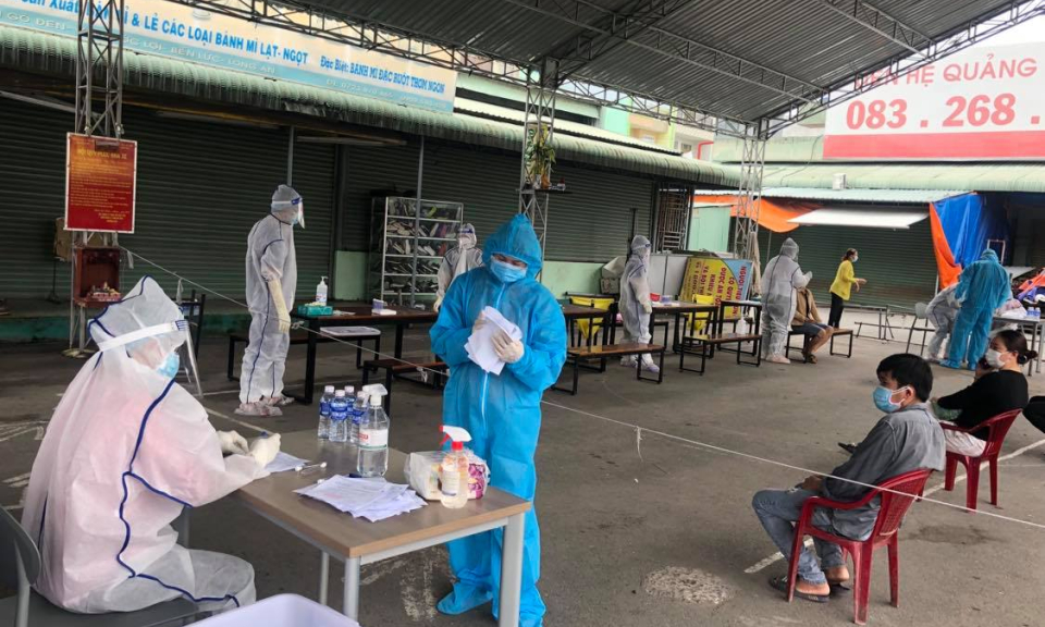 Bến Lức: Test nhanh kháng nguyên SARS-CoV-2 cho tiểu thương chợ Gò Đen