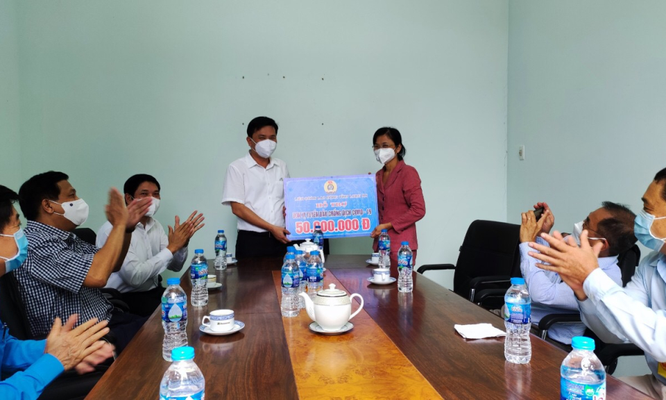 Phó Bí thư Thường trực Tỉnh ủy thăm lực lượng phòng chống dịch huyện Bến Lức, Cần Giuộc