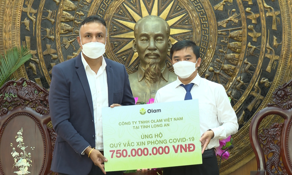 Long An tiếp nhận 1,350 tỷ đồng ủng hộ Quỹ vắc-xin phòng Covid-19
